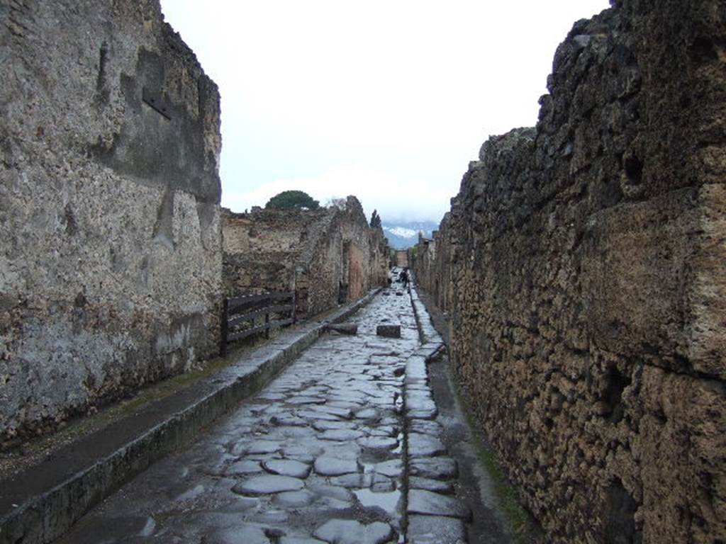 Vicolo dei Vettii between VI.13 and VI.14. Looking north from VI.14.1/44. December 2005.