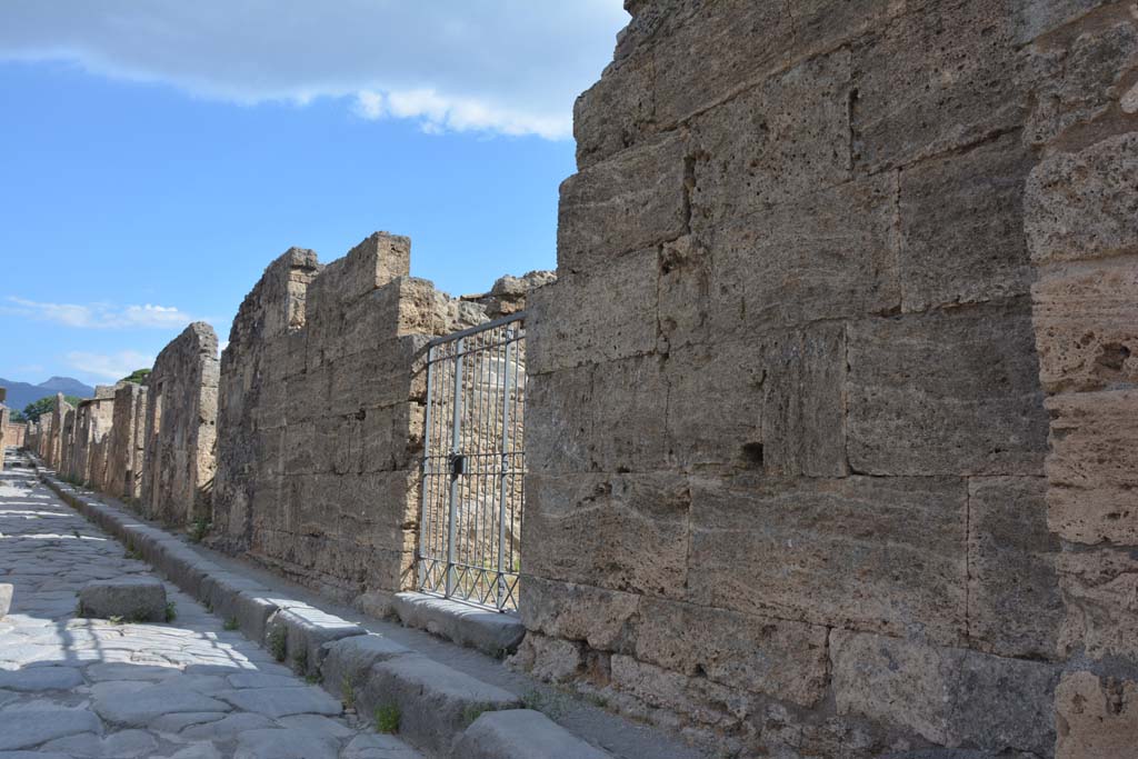 Vicolo dei Vettii, Pompeii. July 2017. Looking north along east side of roadway from VI.14.43, in centre.
Foto Annette Haug, ERC Grant 681269 DÉCOR.
