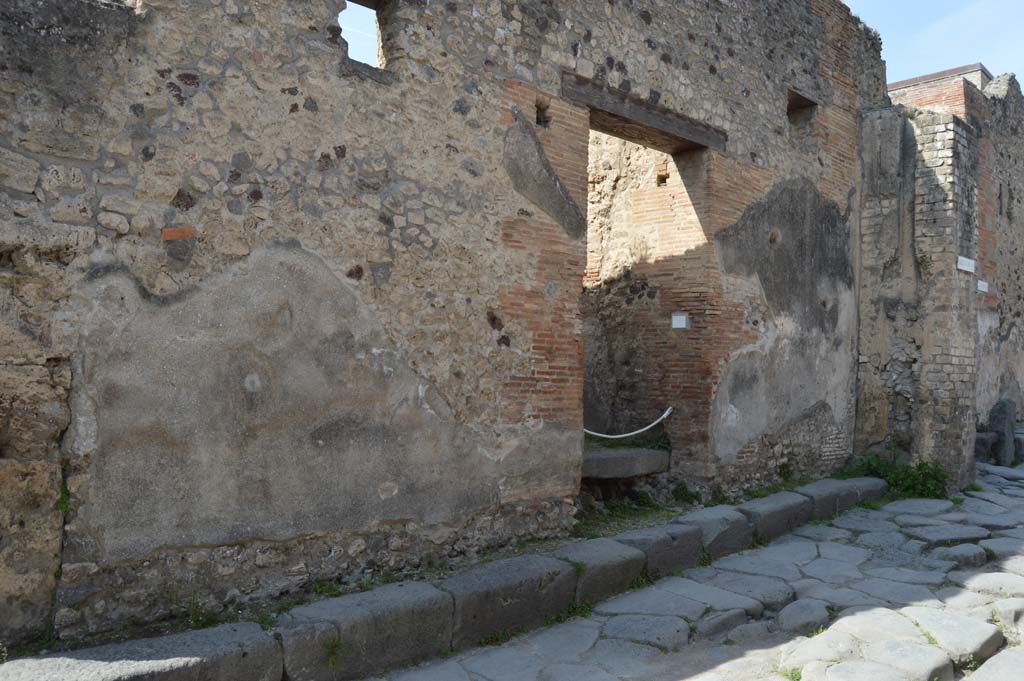 Vicolo dei Vettii, west side, Pompeii. March 2019. 
Looking north-west towards entrance doorway at VI.13.16 and towards junction with Vicolo di Mercurio, on right.
Foto Taylor Lauritsen, ERC Grant 681269 DÉCOR.

