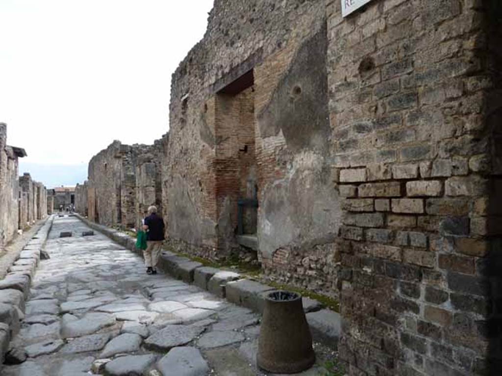 Vicolo dei Vettii, west side. May 2010. Looking south from junction with Vicolo di Mercurio towards VI.13.16.