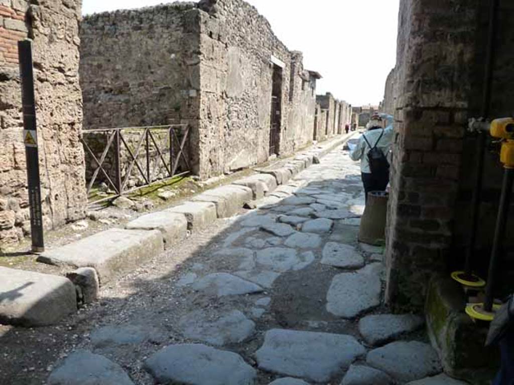 Vicolo dei Vettii, May 2010. Looking south between VI.14 and VI.13, from crossroads with Vicolo di Mercurio.