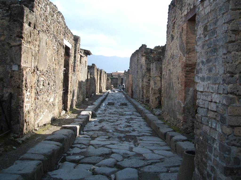 Vicolo dei Vettii between VI.14 and VI.13. Looking south from crossroads with Vicolo di Mercurio. December 2004.