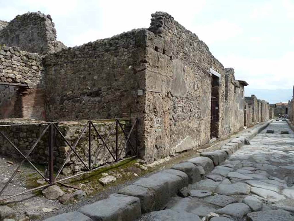 Vicolo dei Vettii, east side. May 2010. Looking south from junction with Vicolo di Mercurio towards VI.14.36.