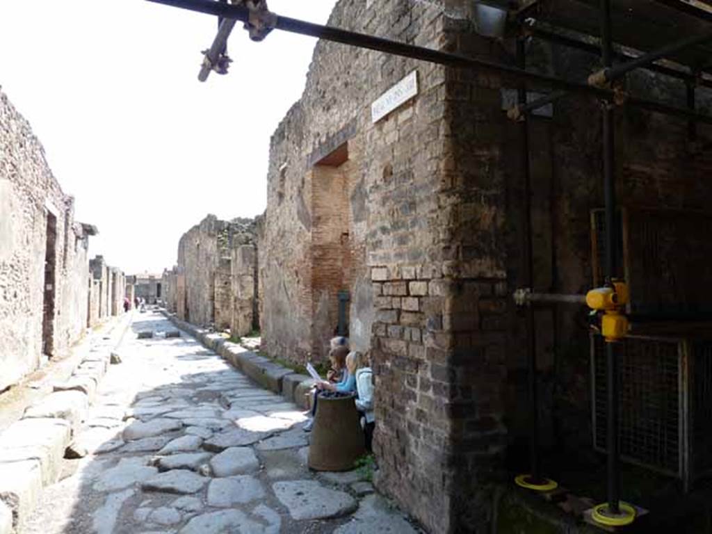 Vicolo dei Vettii, east side. May 2010. Looking south along VI. 13.