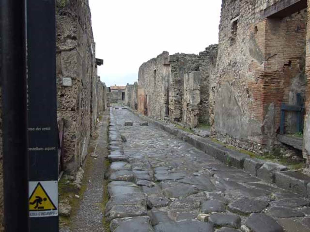 Vicolo dei Vettii, May 2010. Looking south between VI.14 and VI.13, from junction with Vicolo di Mercurio.