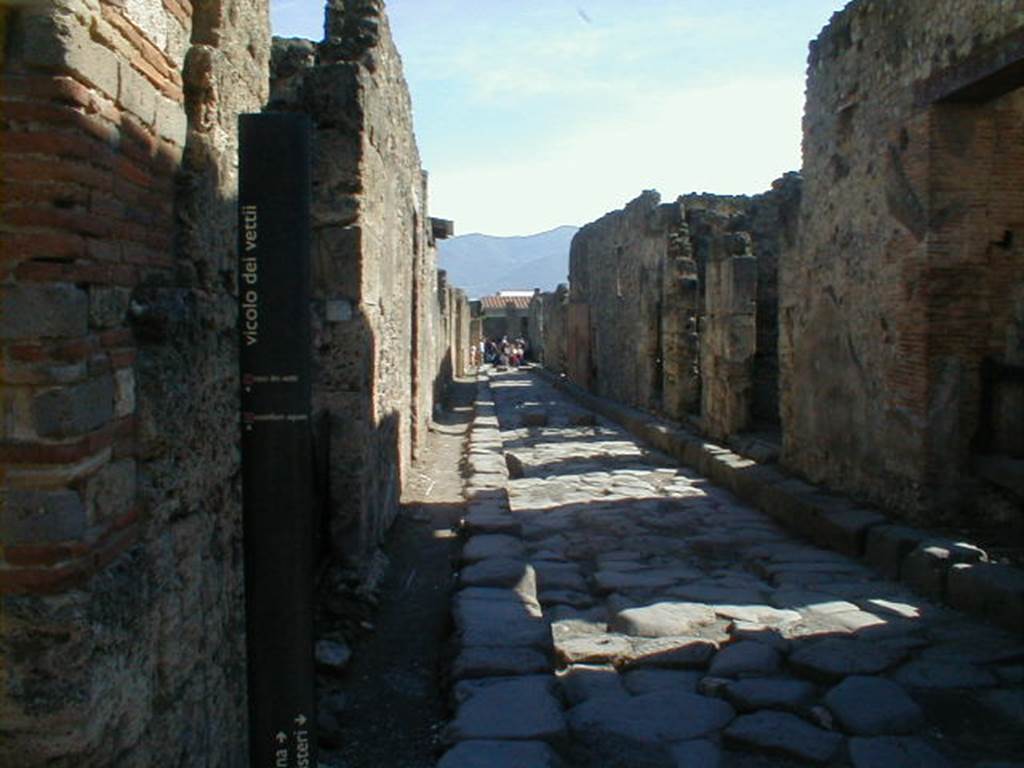 Vicolo dei Vettii between VI.14 and VI.13. Looking south from VI.14.36. September 2004.