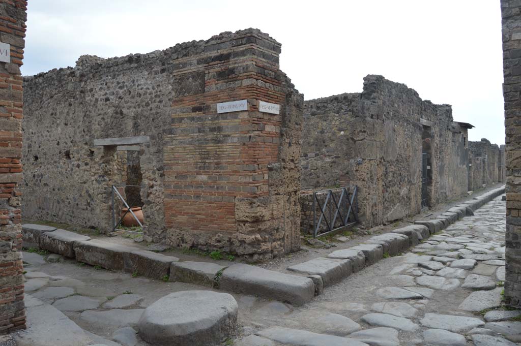 Vicolo dei Vettii, on right. October 2017. Looking south-east from junction with Vicolo di Mercurio, with VI.14.36 in centre. 
Foto Taylor Lauritsen, ERC Grant 681269 DÉCOR.



