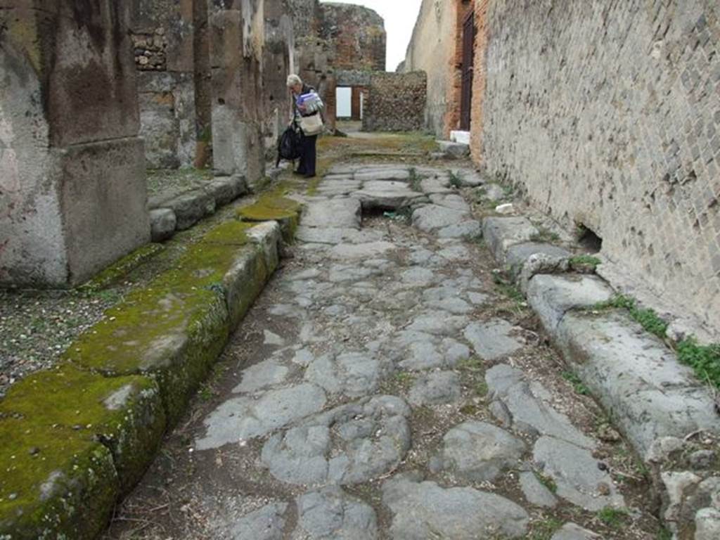 Vicolo del Balcone Pensile between both sides of VII.9 at West end. Looking west from outside VII.9.49 (on left) and VII.9.42 (on right). March 2009. 