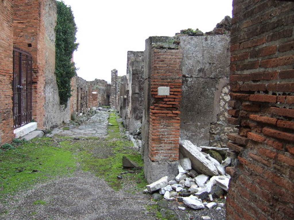 Vicolo del Balcone Pensile. Looking east from VII.9.44. December 2005.