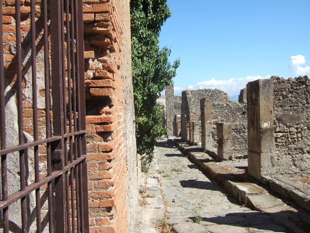 Vicolo del Balcone Pensile. Looking east from Macellum entrance VII.9.42. September 2005.            