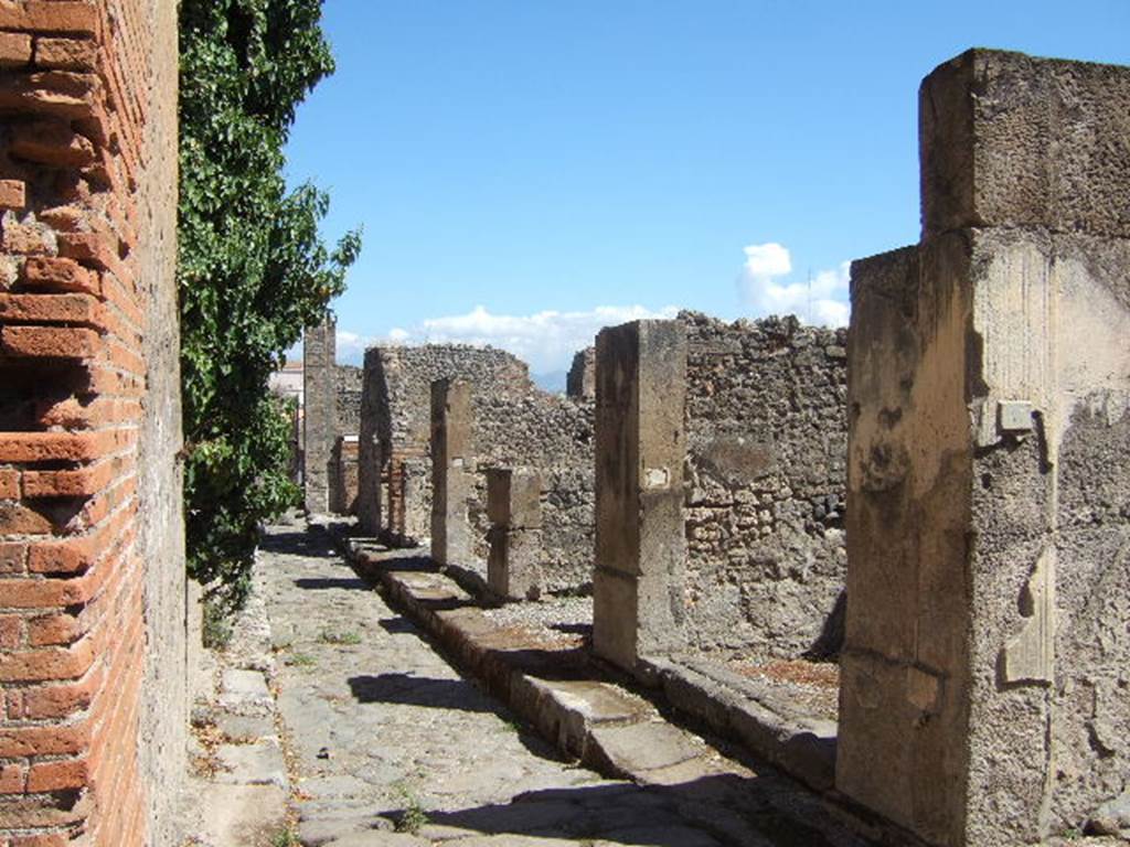 Vicolo del Balcone Pensile. South side. Looking east from VII.9.42. September 2005.

