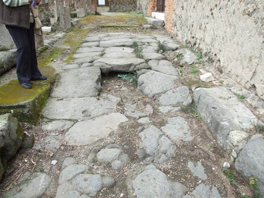 Vicolo del Balcone Pensile. Ramp in vicolo near VII.9.42, looking west. March 2009.