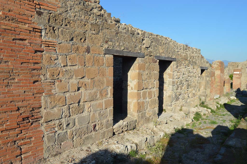 Vicolo del Balcone Pensile, north side, Pompeii. October 2017. 
Looking east from VII.9.41 and VII.9.40 on Vicolo del Balcone Pensile towards junction with Vicolo di Eumachia, on right.
Foto Taylor Lauritsen, ERC Grant 681269 DCOR
