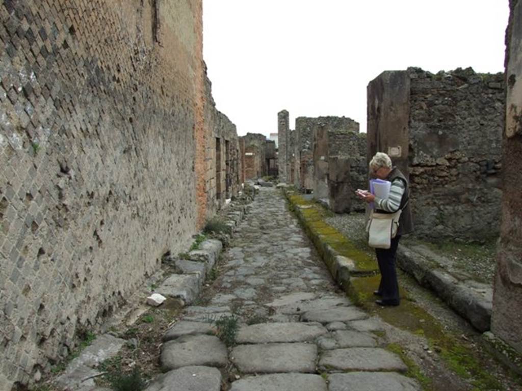 Vicolo del Balcone Pensile. Looking east from near VII.9.49 towards crossroads with Vicolo di Eumachia. March 2009.