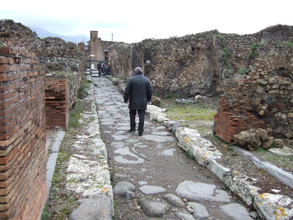 Vicolo di Eumachia. Looking north from junction. December 2005.