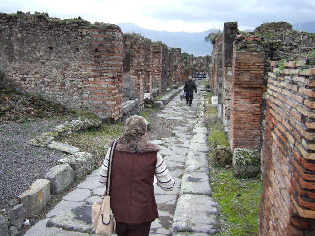 Vicolo di Eumachia between VII.10 and VII.9. Looking south from crossroads. December 2005.

