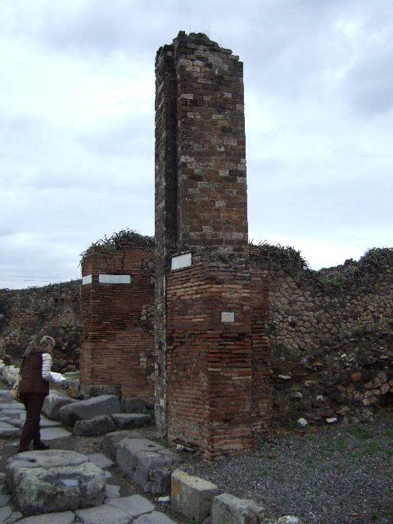 Vicolo di Eumachia. East side. December 2005. Water column.
Looking north to junction with Vicolo del Balcone Pensile between VII.12 and VII.10. 

