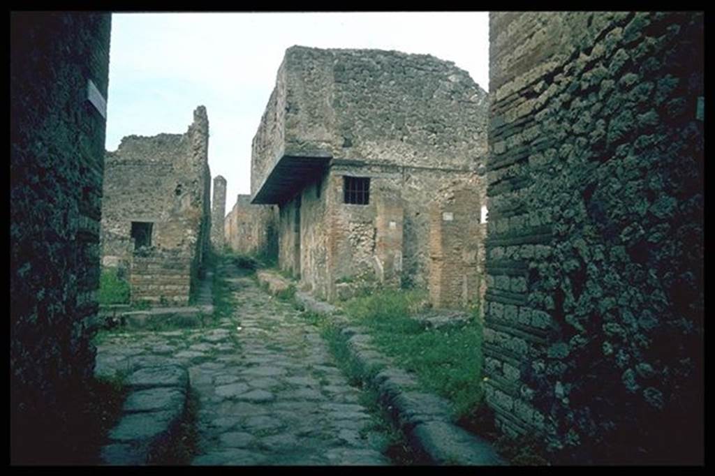 Vicolo del Balcone Pensile between VI.11 and VII.12. Looking west past junction with Vicolo della Maschera. Photographed 1970-79 by Gnther Einhorn, picture courtesy of his son Ralf Einhorn.