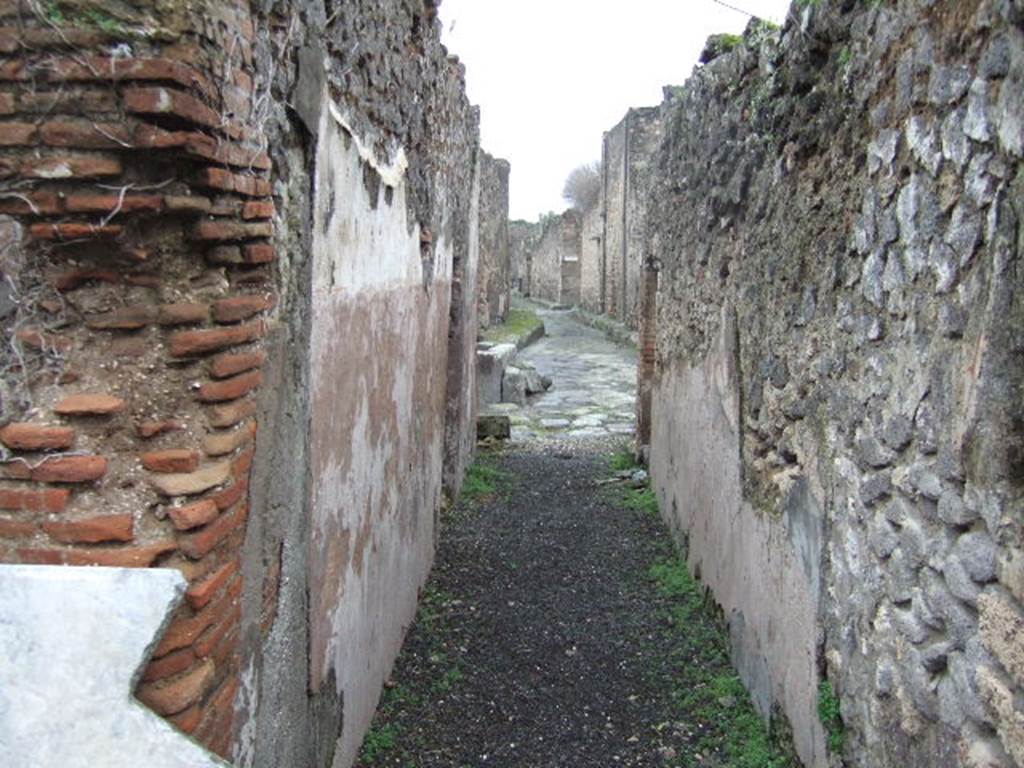 Vicolo della Maschera. December 2005. Looking south from inside VII.12.26, across the junction with Vicolo del Balcone Pensile. 
