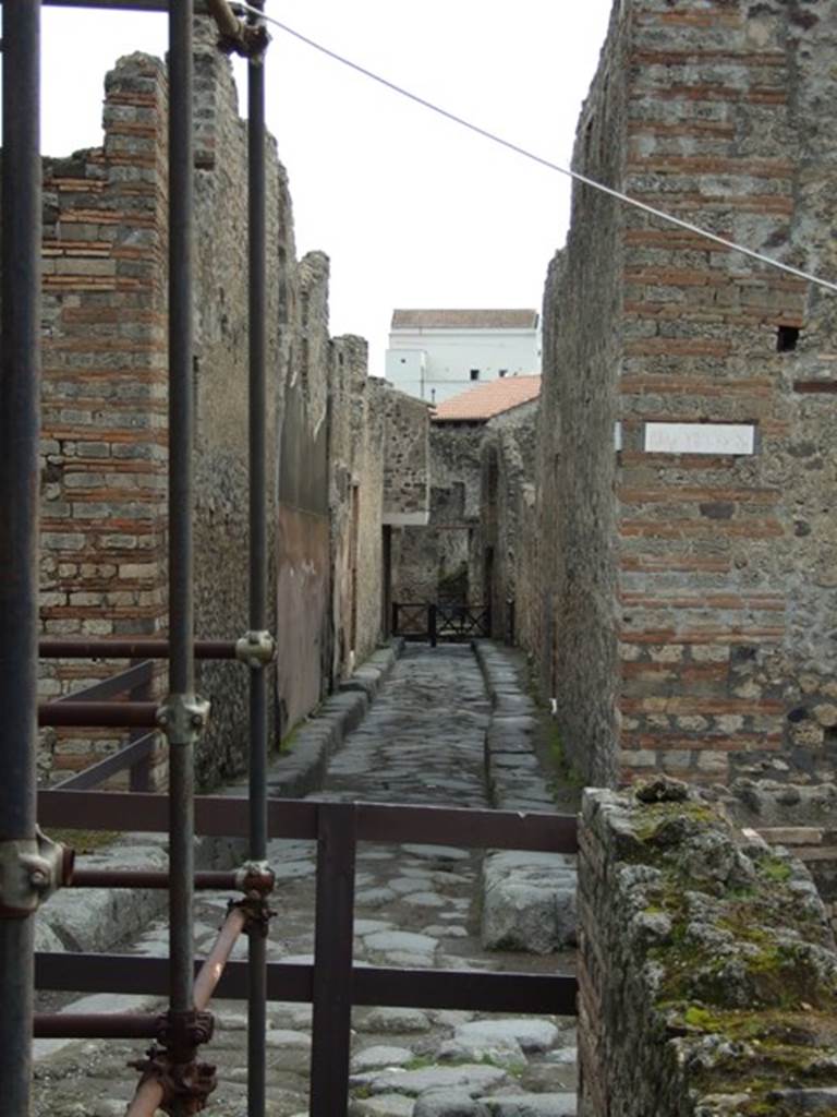 Vicolo del Balcone Pensile between VII.12 and VII.11. March 2009.
Looking east from junction with Vicolo della Maschera. 
