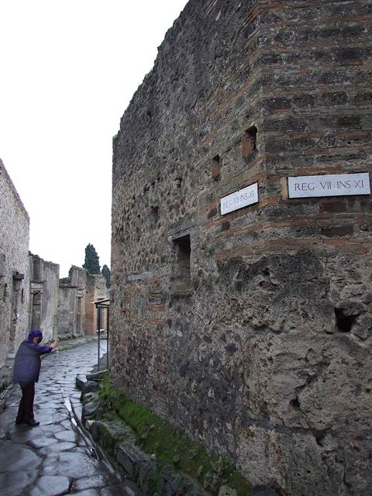 Vicolo del Lupanare between VII.11 and VII.1. December 2006. Looking south from junction with Vicolo del Balcone Pensile. 
