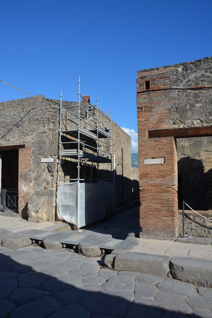 Vicolo del Citarista, Pompeii. May 2019. Looking south between I.6, on left, and I.4, on right.
Foto Tobias Busen, ERC Grant 681269 DÉCOR.
