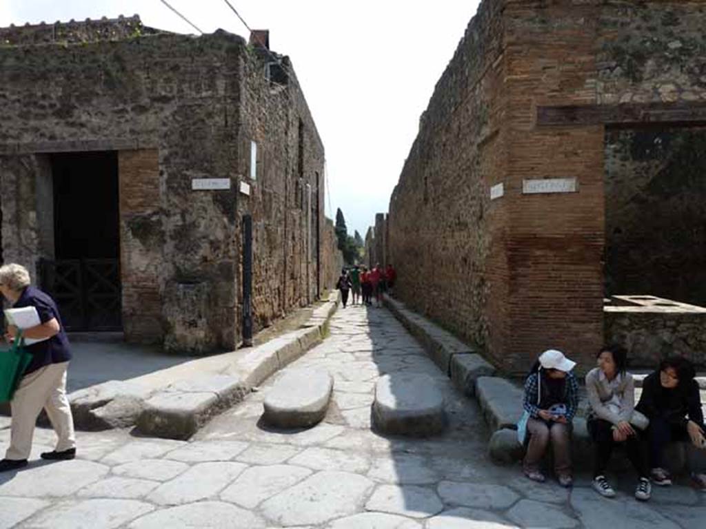 Vicolo del Citarista, May 2010. Looking south between I.6.12 and I.4.27 from Via dell’Abbondanza.