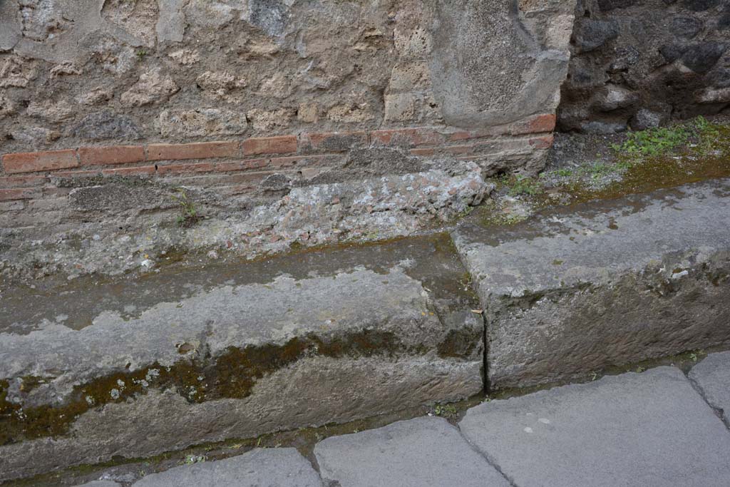 Vicolo del Citarista, west side, Pompeii. May 2019. Detail from lower west wall and pavement.     
Foto Tobias Busen, ERC Grant 681269 DÉCOR.
