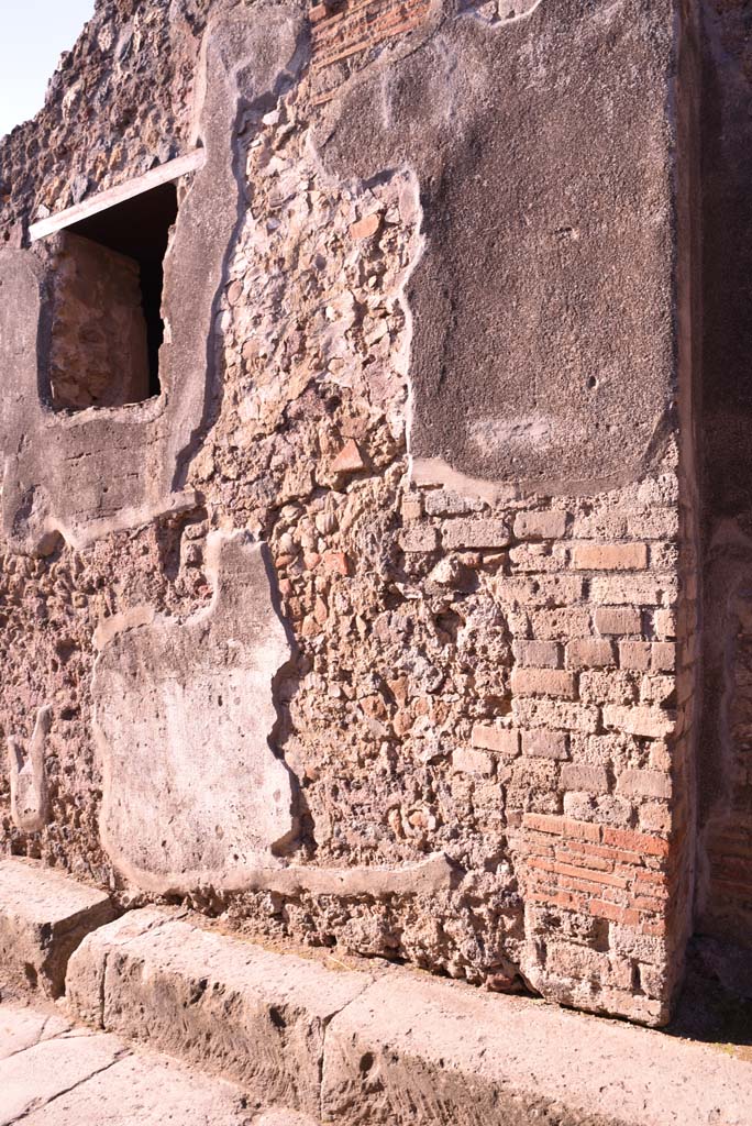 Vicolo del Citarista, west side, Pompeii. October 2019. 
Looking south to window and surrounding stucco.      
Foto Tobias Busen, ERC Grant 681269 DÉCOR.
