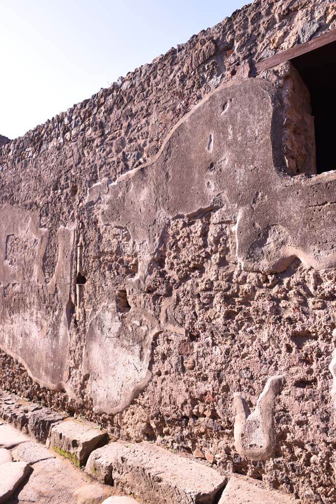 Vicolo del Citarista, west side, Pompeii. October 2019. 
South side of window, detail of stucco around window, and downpipe from an upper floor.       
Foto Tobias Busen, ERC Grant 681269 DÉCOR.
