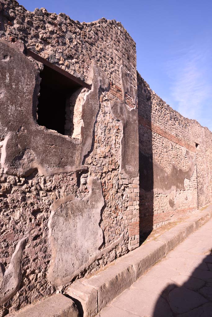 Vicolo del Citarista, west side, Pompeii. October 2019. Looking north from window area.        
Foto Tobias Busen, ERC Grant 681269 DÉCOR.

