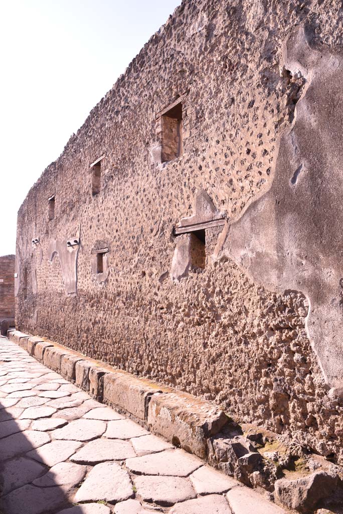 Vicolo del Citarista, west side, Pompeii. October 2019. 
Looking south to junction with Vicolo del Menandro.
Foto Tobias Busen, ERC Grant 681269 DÉCOR.
