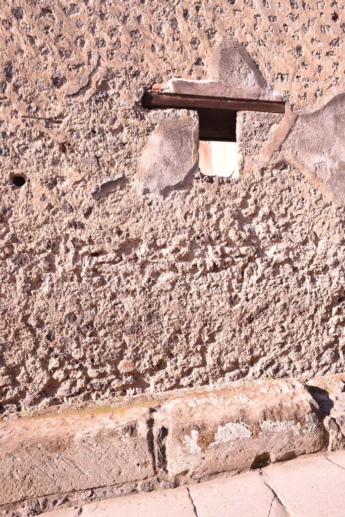 Vicolo del Citarista, west side, Pompeii. October 2019. Detail of lower floor window. 
Foto Tobias Busen, ERC Grant 681269 DÉCOR.
