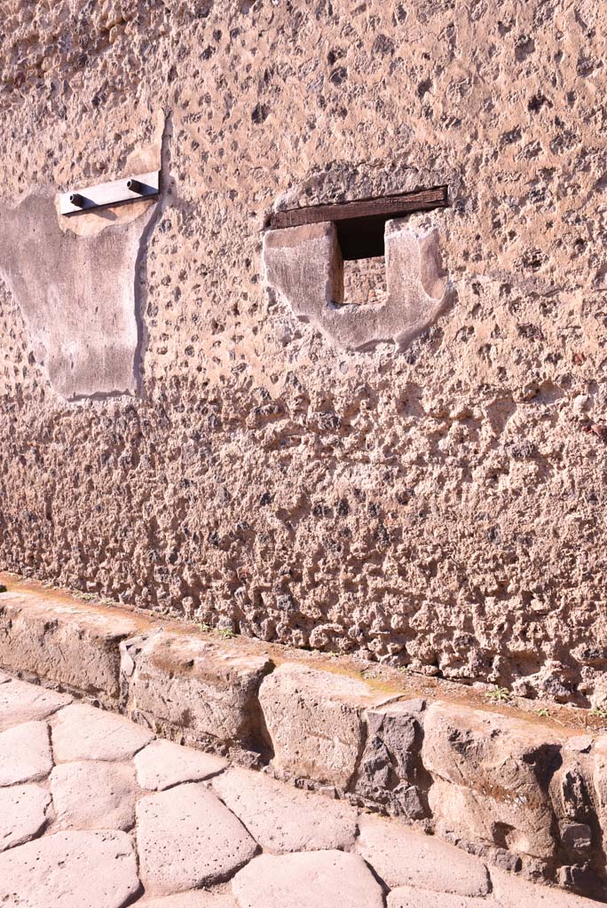 Vicolo del Citarista, west side, Pompeii. October 2019. Detail of second lower floor window. 
Foto Tobias Busen, ERC Grant 681269 DÉCOR.

