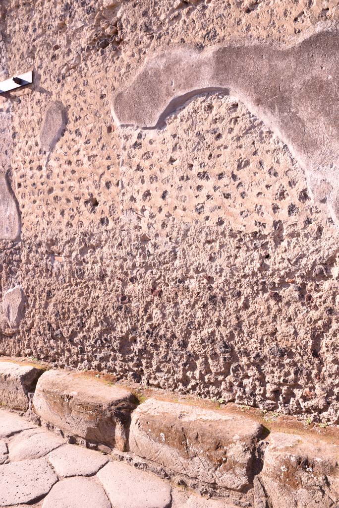 Vicolo del Citarista, west side, Pompeii. October 2019. 
Detail of wall on south side of second lower floor window. 
Foto Tobias Busen, ERC Grant 681269 DÉCOR.
