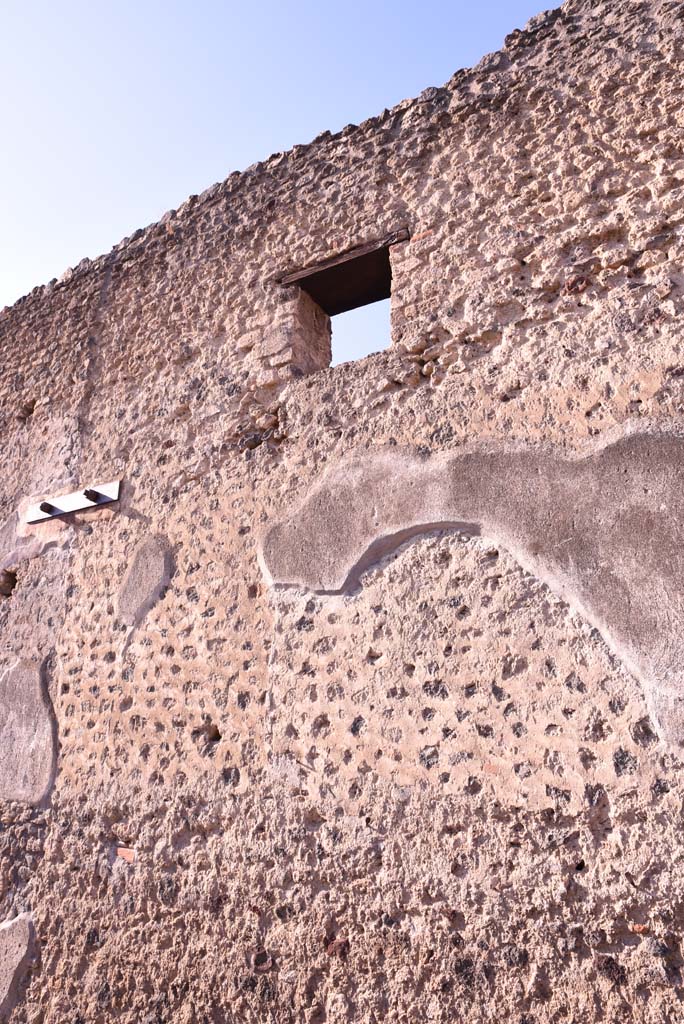 Vicolo del Citarista, west side, Pompeii. October 2019. 
Detail of second upper floor window, and wall on south side of second lower floor window. 
Foto Tobias Busen, ERC Grant 681269 DÉCOR.
