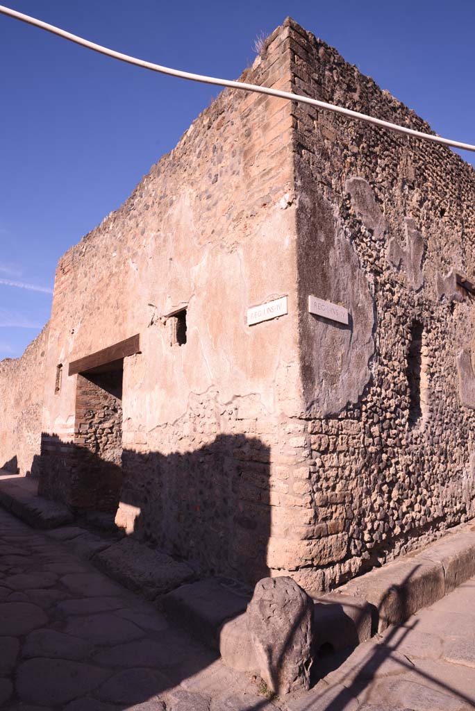 Vicolo del Citarista, west side, on right, Pompeii. October 2019. 
Looking west on Vicolo del Menandro towards entrance doorway at I.4.28, on left.  
Foto Tobias Busen, ERC Grant 681269 DÉCOR.
