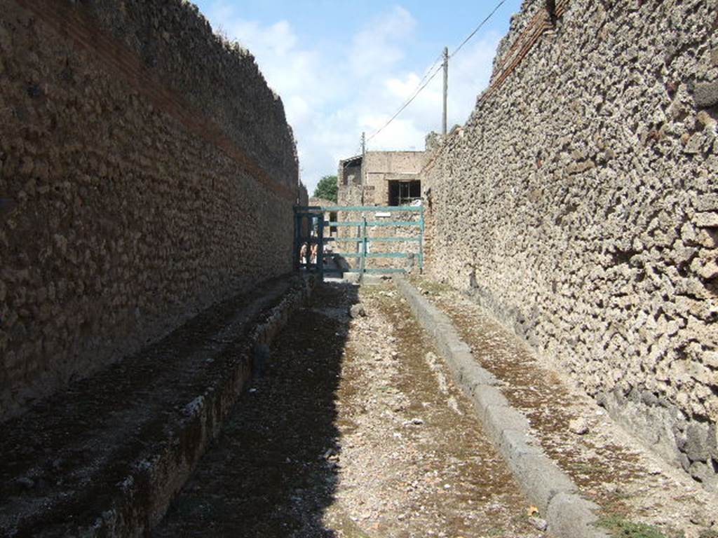 Vicolo del Citarista between I.3 and I.10. Looking north to junction with Vicolo del Menandro. September 2005.