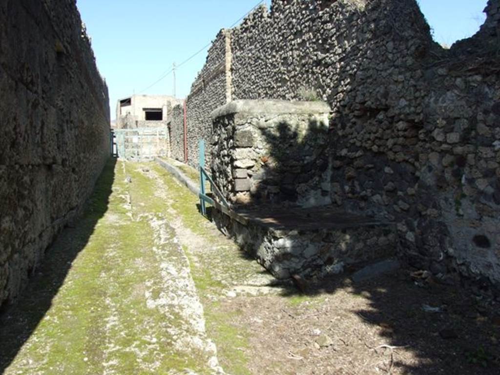 Vicolo del Citarista between I.3 and I.10. Looking north towards Vicolo del Menandro. March 2009..