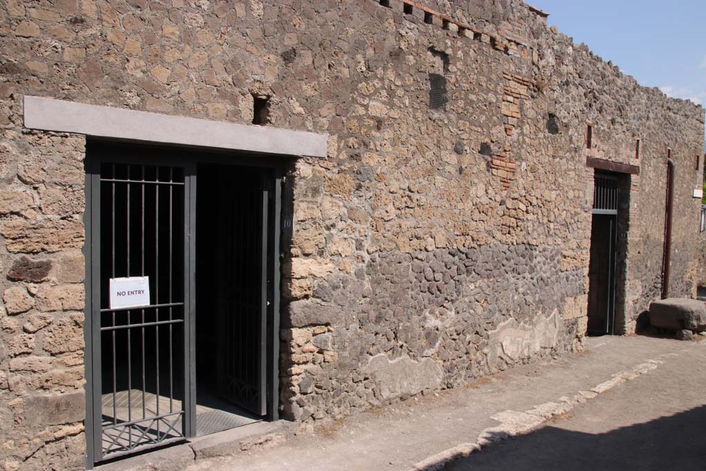 Vicolo del Citarista, Pompeii. September 2021. Looking east towards doorways to I.10.10 and I.10.11. Photo courtesy of Klaus Heese.