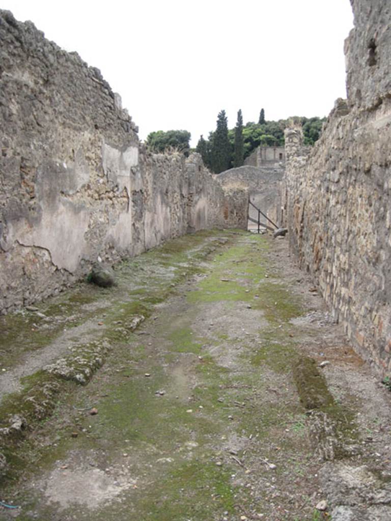 Unnamed vicolo, between I.2 and I.3. March 2009. Looking west from the junction. Photo courtesy of Drew Baker.
