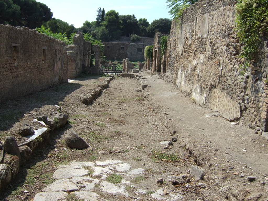 Vicolo del Conciapelle between I.5 and I.2. Looking west from junction with Vicolo del Citarista. September 2005.