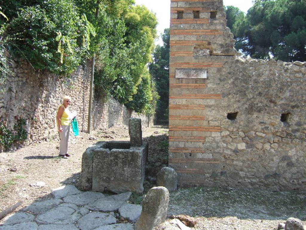 Vicolo del Citarista (on left) between I.25 (unexcavated) and I.5. Looking south from Vicolo del Conciapelle. September 2005.