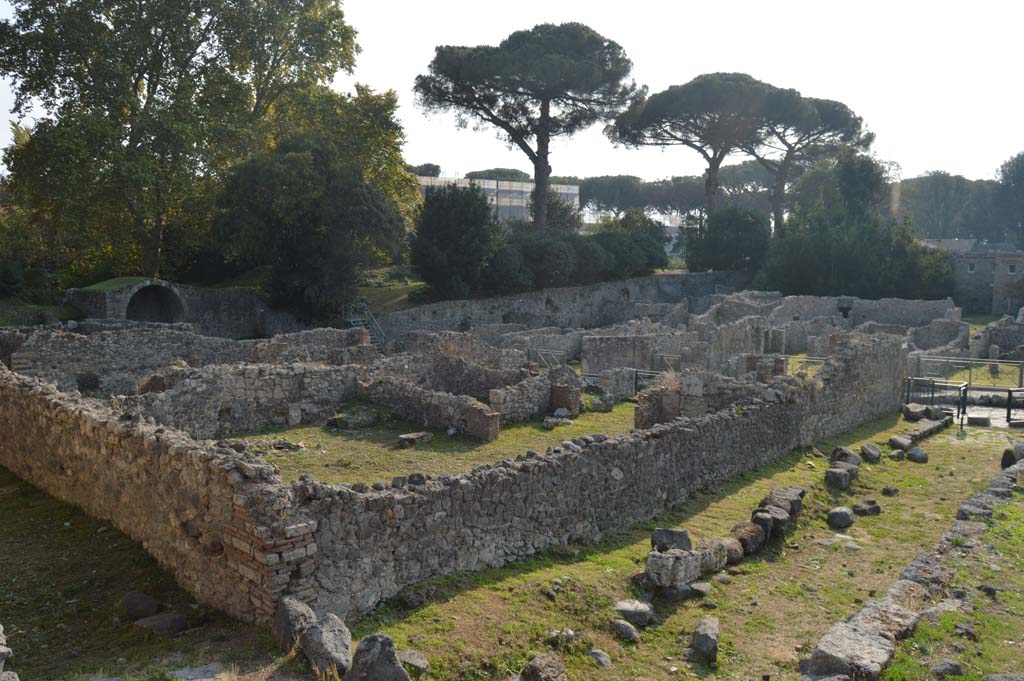 Vicolo del Conciapelle, south side, Pompeii, October 2017. Looking south-west along north wall of insula I.1.
Foto Taylor Lauritsen, ERC Grant 681269 DCOR.

