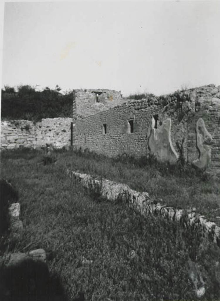 10502-warscher-codex-99-640.jpg
Vicolo del Conciapelle. 1936, taken by Tatiana Warscher. Looking south-east towards east end of roadway, and front faade wall of I.5.2. See Warscher T., 1936. Codex Topographicus Pompeianus: Regio I.1, I.5. Rome: DAIR, whose copyright it remains (no.21).

