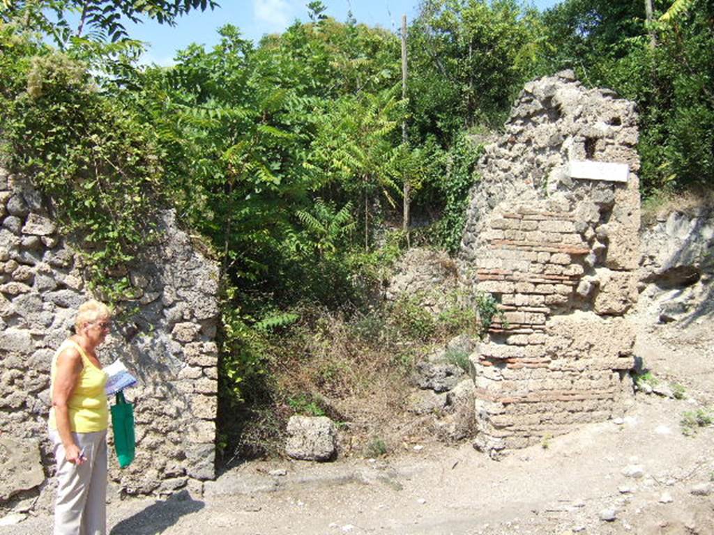 Vicolo del Conciapelle. North side at I.2.23. West corner of junction with Vicolo del Citarista. September 2005.