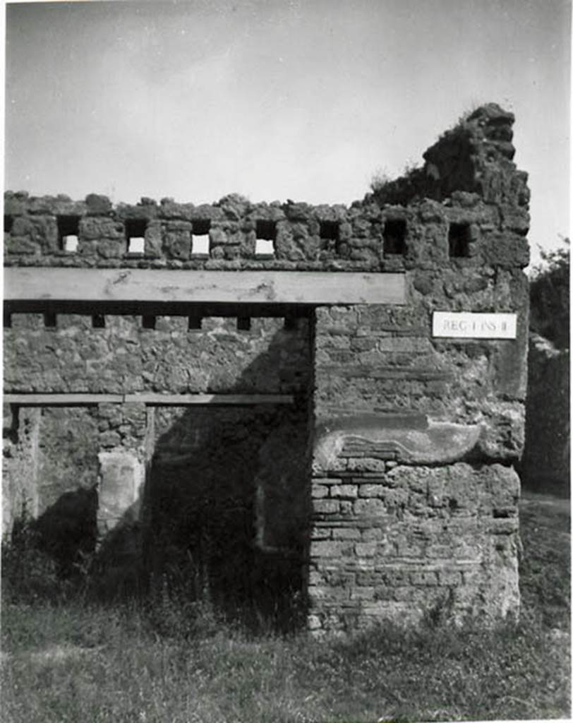 Vicolo del Conciapelle. 1935 photo taken by Tatiana Warscher. Looking north to entrance at I.2.23 at north-east end of insula.  
See Warscher T., 1936. Codex Topographicus Pompeianus: Regio I.2. (no. 41), Rome: DAIR, whose copyright it remains.
