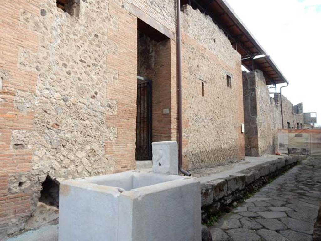 Vicolo del Gallo, Pompeii. May 2018. Looking towards fountain in vicolo outside of VII.15.1. Photo courtesy of Buzz Ferebee.
