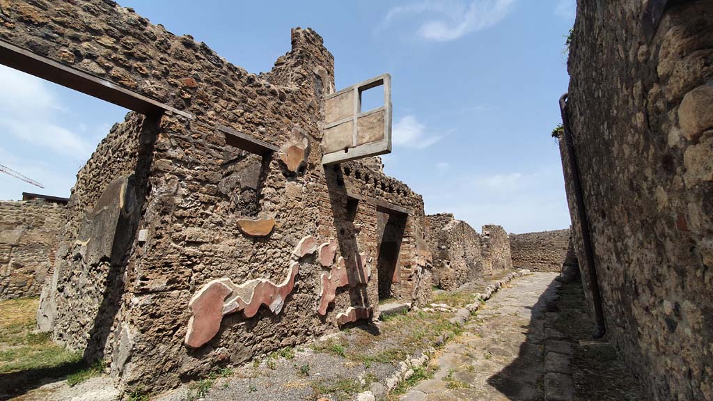 Vicolo del Gallo, Pompeii. August 2021. Looking east along north side with VII.15.4, on left, and VII.15.5, in centre.
Foto Annette Haug, ERC Grant 681269 DÉCOR.
