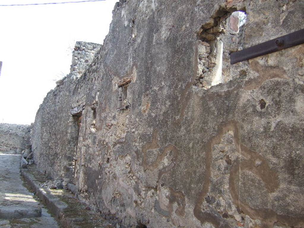 Vicolo del Gallo, south side. Looking east to narrow corner from VII.7.14.  September 2005.